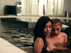 18 años, Linda, Novia, Lesbiana, Lamidas, Tetas naturales, Piscina, Coño