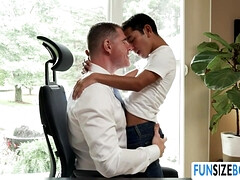 Gay slut lets busy Doctor rimjob and bareback hes ass