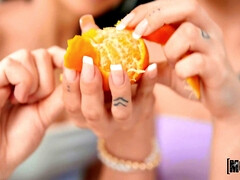 Kont, Grote mammen, Blond, Pijpbeurt, Diep in de keel, Doordringend, Trio, Tieten likken