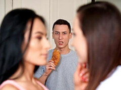 Incroyable, Noire, Sucer une bite, En levrette, 2 femmes 1 homme, Branlette thaïlandaise, Mère que j'aimerais baiser, Plan cul à trois