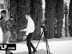 Bikini, Femme couguar, Tir de sperme, En levrette, Mère que j'aimerais baiser, De plein air, Tatouage, Nénés