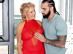 Grote kont, Grote mammen, Blond, Mollig, Hondjeshouding, Interraciaal, Rijpe lesbienne, Kort haar