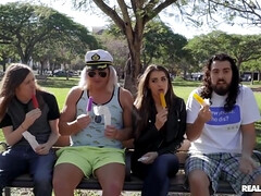 Gros seins, Sucer une bite, Brunette brune, Gorge profonde, Fille latino, Orgasme, Chatte, Plan cul à trois