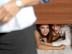 Gros cul, Sucer une bite, Brunette brune, En levrette, Seins naturels, Bureau, Adolescente, Nénés