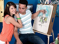 18 ans, Gros cul, Grosse bite, Sucer une bite, En levrette, Seins naturels, Cheveux courts, Adolescente