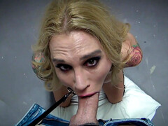 デカパイ, ブロンド, フェラチオ, ヒール, レザー, 小柄, ストッキング, タトゥー