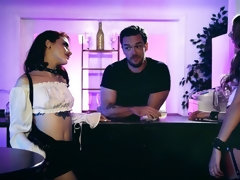 Arsch, Blasen, Braunhaarige, Hundestellung, Frau frau mann, Handjob, Jungendliche (18+), Titten