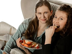 Bruinharig, Vingeren, Likken, Masturbatie, Kut duiken, Strippen, Tiener, Tieten likken