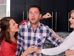 ブロンド, フェラチオ, バック, 女 人男 人, 毛深い, キッチン, 淫乱熟女, 三人