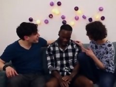 Bisexuelle, Brunette brune, Interracial, Plan cul à trois