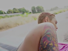 Tussi, Blasen, Im freien, Piercing, Prostituierte, Öffentlich, Schlampe, Tätowierung