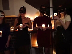 Grosser schwanz, Grosse titten, Braunhaarige, Familie, Handjob, Lingerie, Orgie, Tätowierung