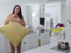 Brunette brune, En levrette, Doigter, Lingerie, Masturbation, Mère que j'aimerais baiser, Pov, Chatte