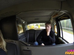 Enthousiasteling, Auto, Sperma in gezicht, Vingeren, Handbeurt, Buiten, Gezichtspunt, Slikken