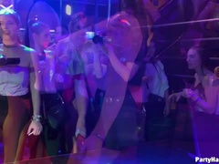 Enthousiasteling, Grote mammen, Pijpbeurt, Groep, Handbeurt, Hakken, Interraciaal, Swinger