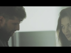 Brunette brune, Robe, Pieds, Doigter, Embrassement, Mamelons, Suçant, Tatouage