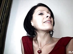 Chambre à dormir, Gros cul, Gros seins, En levrette, Talons, Mère que j'aimerais baiser, Cheveux courts, Jarretelles