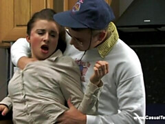 Grosse bite, Gros seins, Sucer une bite, Brunette brune, En levrette, Cuisine, Maigrichonne, Adolescente