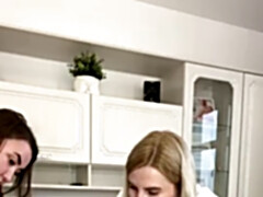 Grote lul, Naakte man aangeklede vrouw, Sperma shot, Dominante vrouw, Handbeurt, Moeder die ik wil neuken, Geschoren, Trio