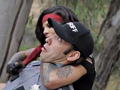 In den arsch, Grosse titten, Blasen, Fesselspiele, Braunhaarige, Hardcore, Tätowierung, Titten