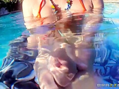 Grosse titten, Schwanz, Hundestellung, Brille, Handjob, Absätze, Öl, Piercing