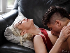Blonde, Sucer une bite, Tromperie, Chatte, Cheveux courts, Fessée, Tatouage, Épouse