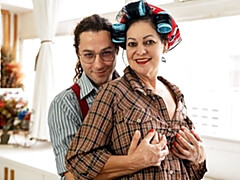 18 jaar, Enthousiasteling, Grote lul, Grote mammen, Vingeren, Hd, Likken, Rijpe lesbienne