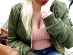 Gros seins, Blonde, Sucer une bite, Branlette thaïlandaise, Masturbation, De plein air, Public, Nénés
