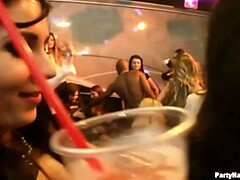 Amateur, Brunette brune, Homme nu et filles habillées, Gorge profonde, Talons, Interracial, Jarretelles, Echangistes