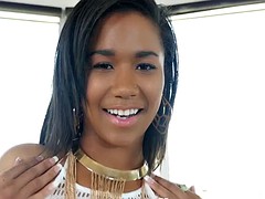 Gros cul, Noire, Sucer une bite, Brunette brune, Éjaculation interne, Masturbation, Nénés, Jouets