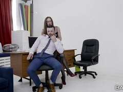 Européenne, Fille latino, Bureau, Piercing, Rousse roux, Espagnole, Plan cul à trois, Nénés