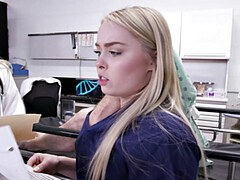 Culo, Rubia, Mamada, Garganta profunda, Médico, Inserción, Tetas naturales, Estrella porno