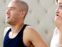 Américain, Chambre à dormir, Blonde, Sucer une bite, Tromperie, En levrette, Léchez, Seins naturels