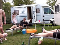 Gros cul, Grosse bite, Sucer une bite, Brunette brune, En levrette, Cheveux courts