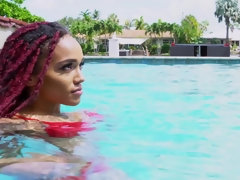 Mamada, Estilo perrito, Ébano, Hd, Interracial, Tetas naturales, Piscina, Tatuaje