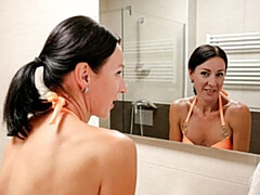 素人, デカ尻, 指いじり, オナニー, 淫乱熟女, シャワー, 一人, ストリッピング