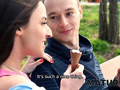 Braunhaarige, Geschnappt, Geile alte tussi, Reif