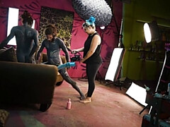 Enthousiasteling, Achter de coulissen, Grote lul, Pijpbeurt, Vingeren, Hd, Trio, Tieten likken