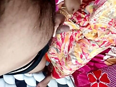 18 jaar, Eerste keer, Hd, Huisgemaakt, Huisvrouw, Indisch, Zoenen, Tieten likken