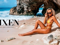 Sucer une bite, En levrette, Noir ébène, Branlette thaïlandaise, Interracial, Embrassement, De plein air, Adolescente