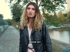 Blonde, Sucer une bite, En levrette, Doigter, Branlette thaïlandaise, Seins naturels, Public, Chatte