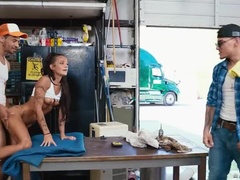 Grosse bite, Gros seins, Blonde, Sucer une bite, Brunette brune, Branlette thaïlandaise, Hd, Plan cul à trois