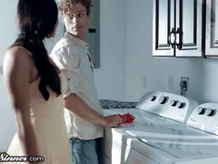 Tussi, Kinderhüterin, Grosser arsch, Braunhaarige, Betrug, Hardcore, Muschi, Weibliche ejakulation