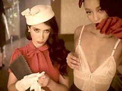 18 jahre, Grosser arsch, Blasen, Braunhaarige, Hundestellung, Frau frau mann, Natürlichen titten, Titten