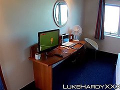 Sucer une bite, Britannique, En levrette, Branlette thaïlandaise, Hard, Mère que j'aimerais baiser, Pov, Uniforme