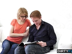 18 jaar, Blond, Sperma shot, Brillen, Hd, Zoenen, Kut duiken, Tieten likken