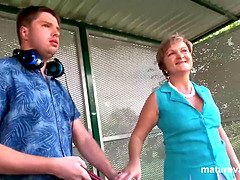 18 ans, Femme couguar, Grandpère, Mamie, Poilue, Mature, Rasée, Jouets