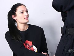 18 ans, Sucer une bite, Brunette brune, Européenne, Hd, Prisonnier, Police, Adolescente