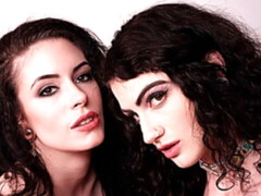 Брюнетки, Фетиш, Пальцем, Лизание, Мастурбация, Киски, Стриптизерша, Тату