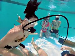 カップル, イく瞬間, ヨーロピアン, 手コキする, プール, 公共, ティーン, 水中